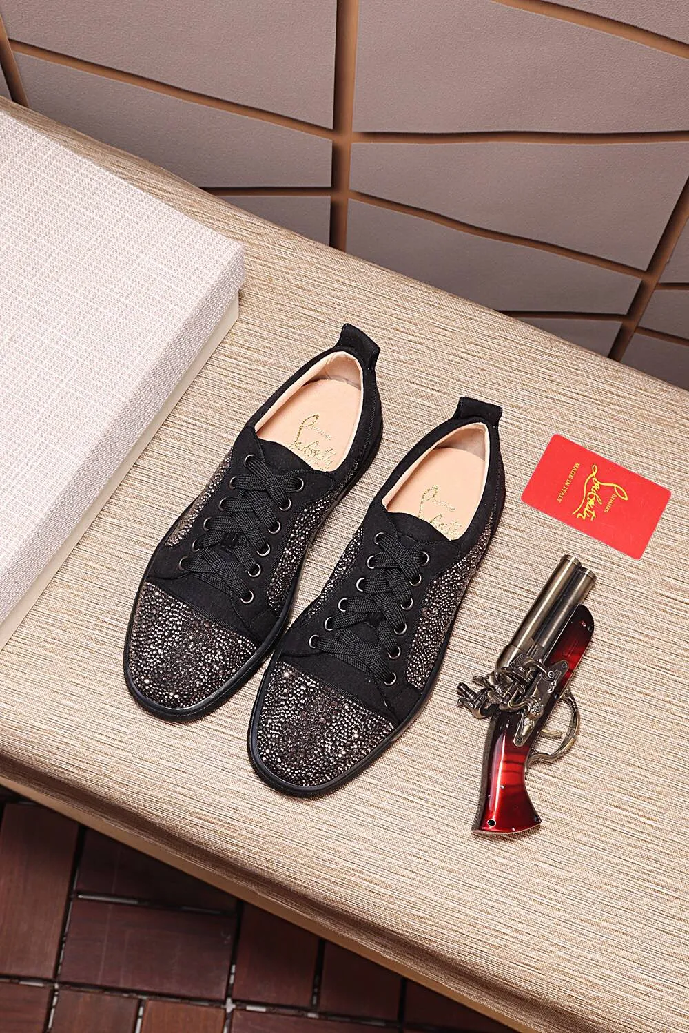 Factory price 440 Christian Louboutin (CL red sole shoes) counter hot diamond series, casual sneakers for couples 📢 📢 📢 Exclusive hot style release 🎈🎈💪 Movable latex feet 👻 Finished outsole line [Proud] 😝Female 35-40# Male 38#-46, global supply😝 [Top version]: original imported cowhide frosted upper, top original leather lining, original molded TPU outsole, original 1:1 detail processing, original shoe last, large quantity available from stock,